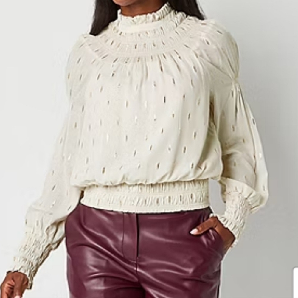 NWOT. Ryegrass Chic Cream Women's‎ Blouse